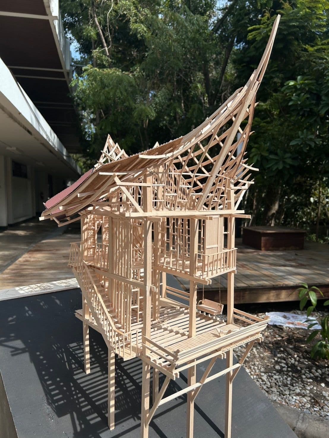 บ้านไม้ ของชายทั้ง 5